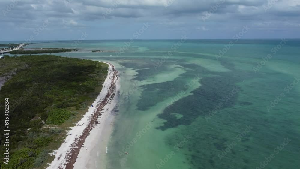 Vue aérienne professionnel au drone des Keys avec suivi de bateau kayak et eaux turquoises paradisiaque, Floride, USA
