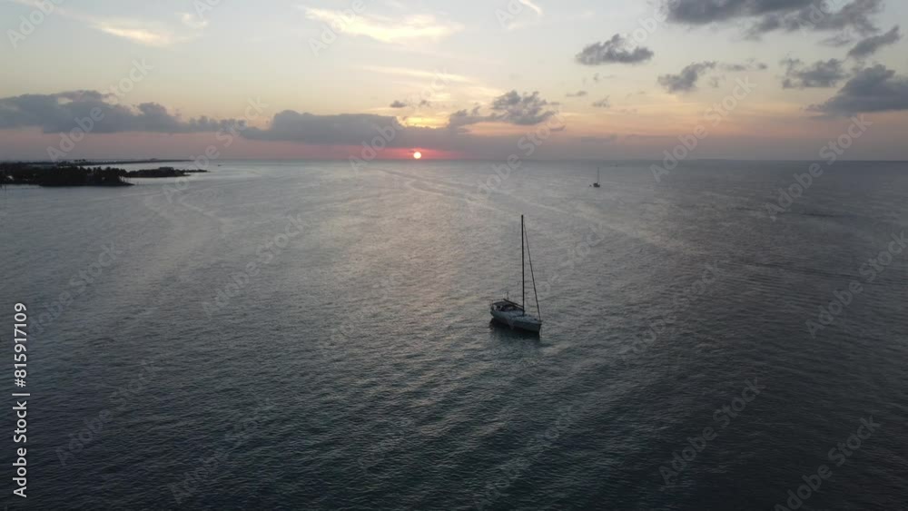 Vue aérienne professionnel au drone des Keys avec suivi de bateau au coucher de soleil, Floride, USA
Vue aérienne professionnel au drone des Keys avec suivi de bateau au coucher de soleil, Floride, USA