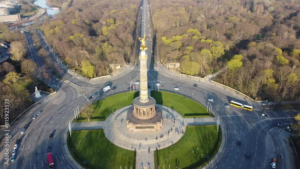 Vue aérienne panoramique de la Colonne de la Victoire à Berlin au couché de soleil, rond point, Allemagne
