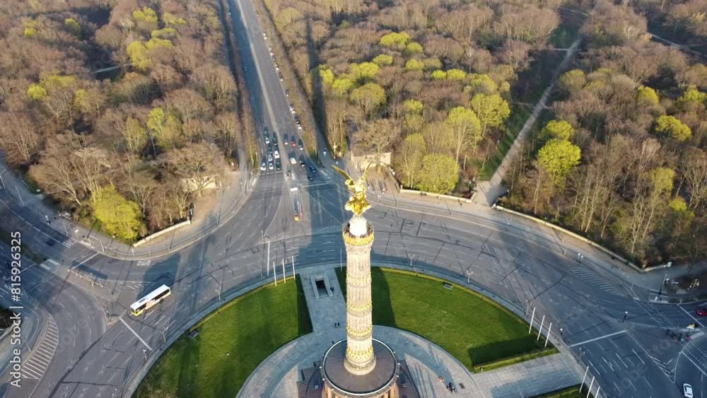 Vue aérienne panoramique de la Colonne de la Victoire à Berlin au couché de soleil, rond point, Allemagne
