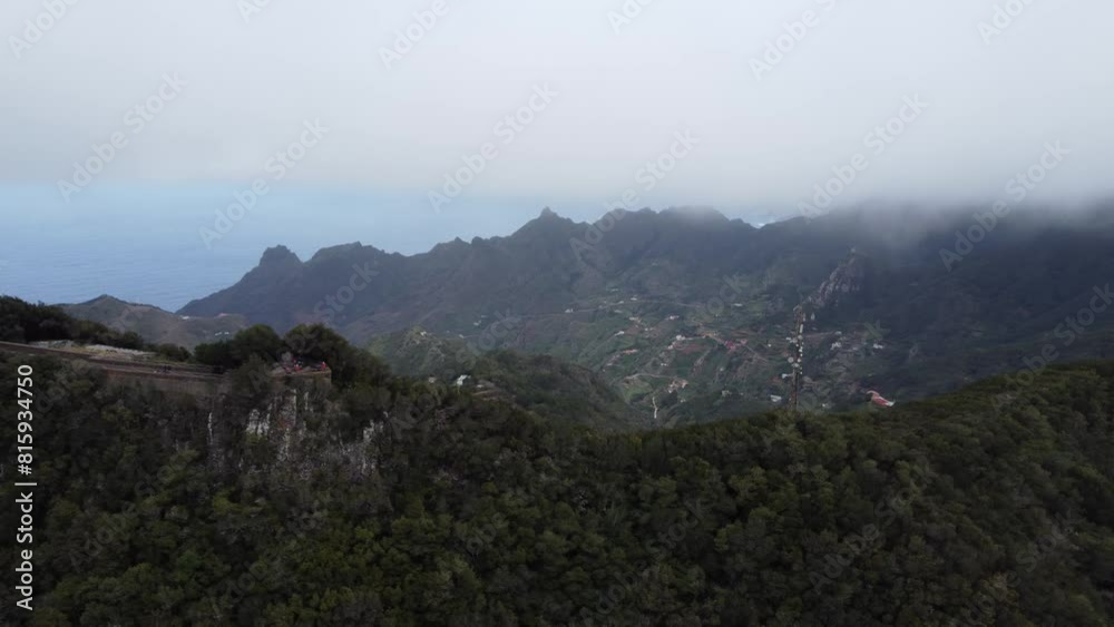 Vue aérienne drone d’un point de vue belvédère de montagne ave nuage et brouillard, Ténérife, Espagne
