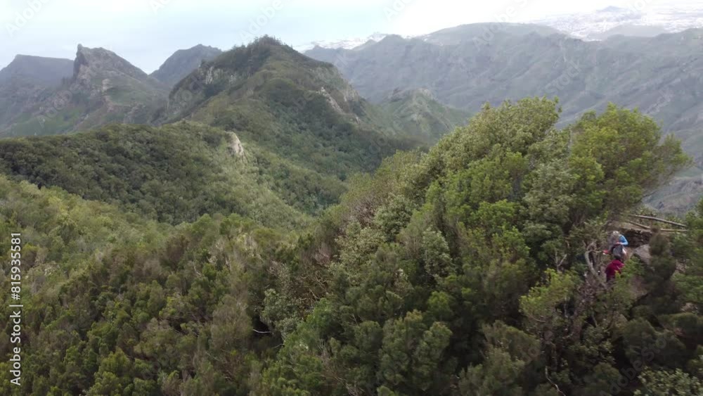 Vue aérienne drone d’un point de vue belvédère de montagne ave nuage et brouillard, Ténérife, Espagne
