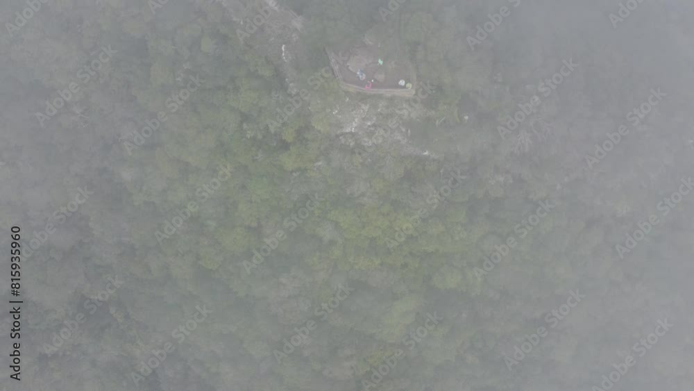 Vue aérienne drone d’un point de vue belvédère de montagne ave nuage et brouillard, Ténérife, Espagne

