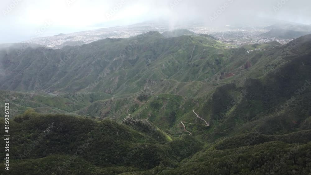 Vue aérienne drone d’un point de vue belvédère de montagne ave nuage et brouillard, Ténérife, Espagne
