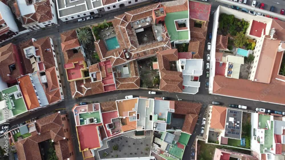 Vue aérienne professionnel au drone de la ville Garachico en bord de mer avec vague, Ténérife, Espagne