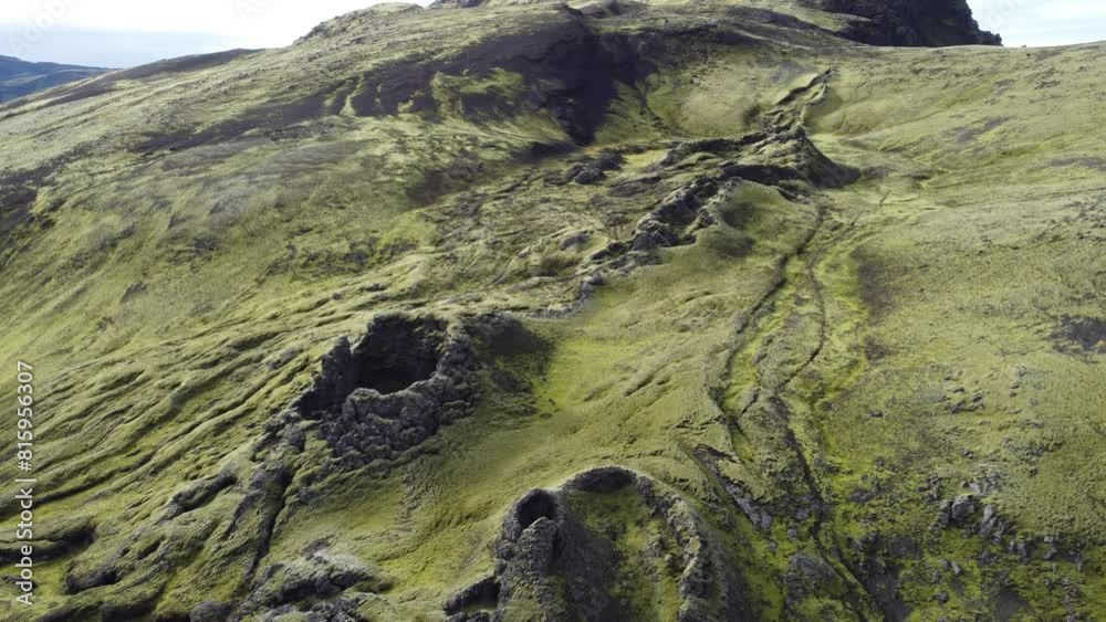 Vue aérienne panoramique professionnel au drone de la chaîne de volcan Laki, désert de montagne de mousse, Islande Vue aérienne panoramique professionnel au drone de la chaîne de volcan Laki, désert de montagne de mousse, Islande