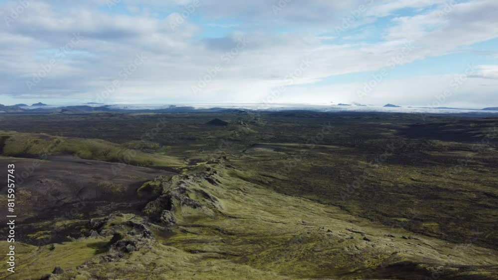 Vue aérienne panoramique professionnel au drone de la chaîne de volcan Laki, désert de montagne de mousse, Islande Vue aérienne panoramique professionnel au drone de la chaîne de volcan Laki, désert de montagne de mousse, Islande