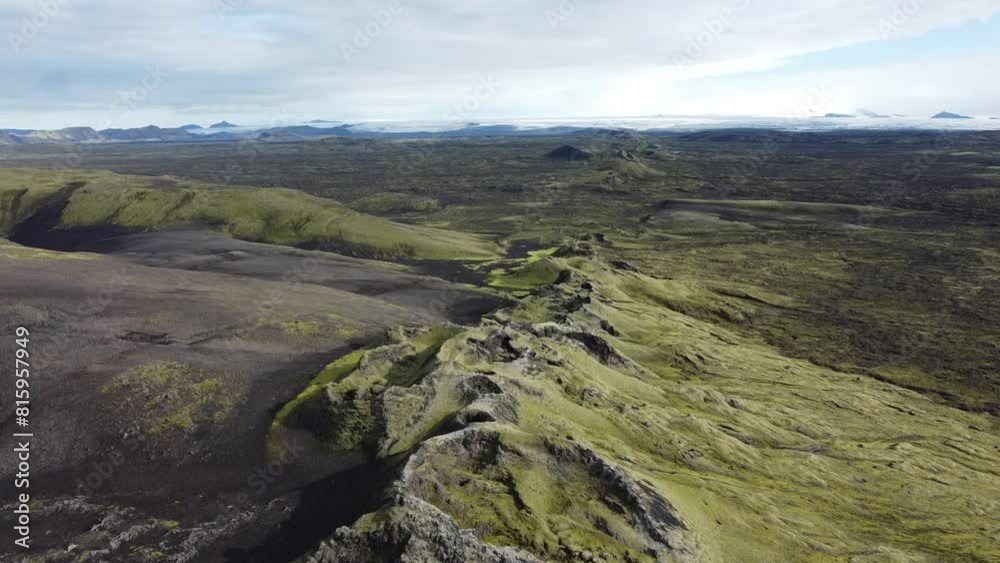 Vue aérienne panoramique professionnel au drone de la chaîne de volcan Laki, désert de montagne de mousse, Islande Vue aérienne panoramique professionnel au drone de la chaîne de volcan Laki, désert de montagne de mousse, Islande