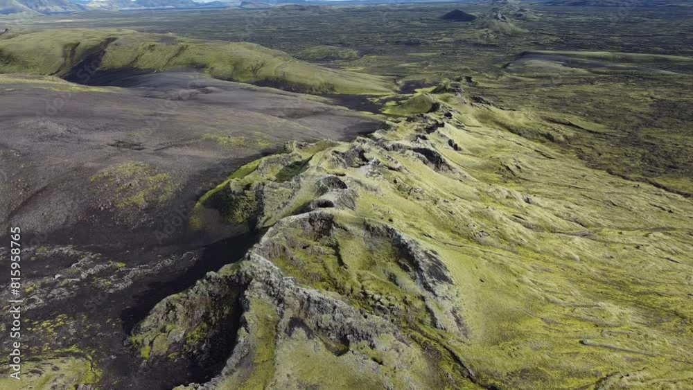 Vue aérienne panoramique professionnel au drone de la chaîne de volcan Laki, désert de montagne de mousse, Islande Vue aérienne panoramique professionnel au drone de la chaîne de volcan Laki, désert de montagne de mousse, Islande