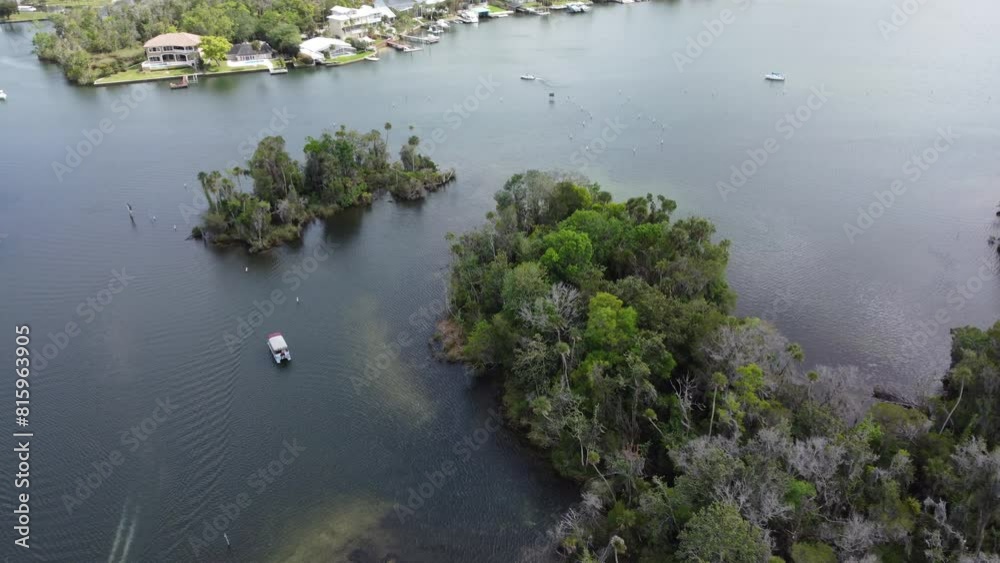 Vue aérienne professionnel au drone d’un suivi de bateau au parc naturel Kings Bay, Crystal River, Floride, USA
Vue aérienne professionnel au drone d’un suivi de bateau au parc naturel Kings Bay, Crystal River, Floride, USA