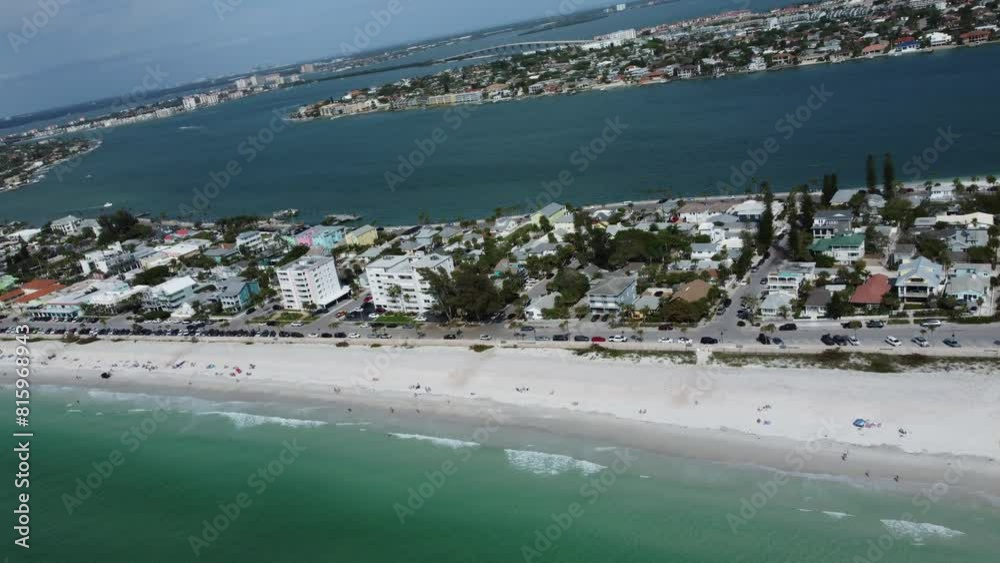 Vue aérienne professionnel au drone d'une plage touristique en bord de mer à Vue aérienne professionnel au drone d'une plage touristique en bord de mer , Floride, USA