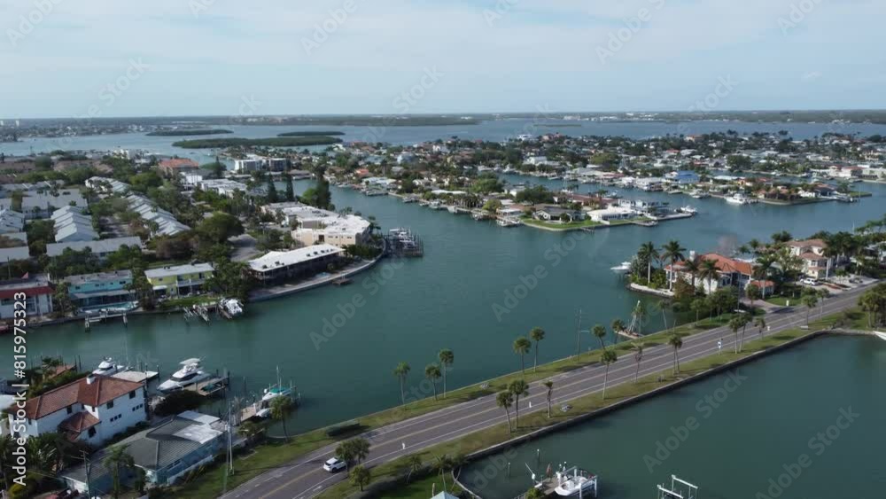 Vue aérienne professionnel au drone d'une plage touristique en bord de mer à Vue aérienne professionnel au drone d'une plage touristique en bord de mer , Floride, USA