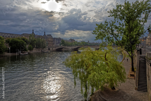 Paris, avant l'orage.