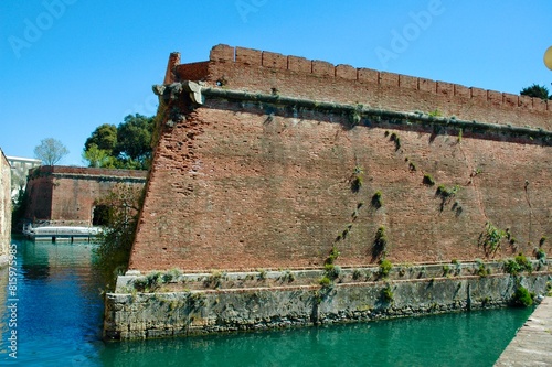 Wallpaper Mural Fortezza dei Medici nel centro della città di Livorno, . Fortezza antica con ampi spazi interni , Verde e vedute del centro della città di Livorno. Torontodigital.ca