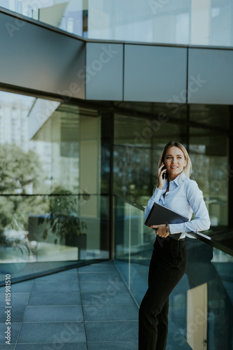 Confident businesswoman cha...