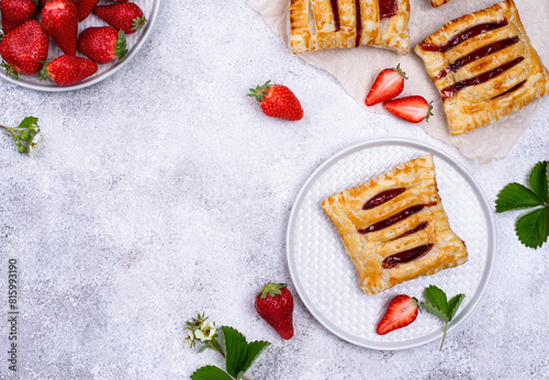 Foto Sweet puff pastry cakes with strawberry