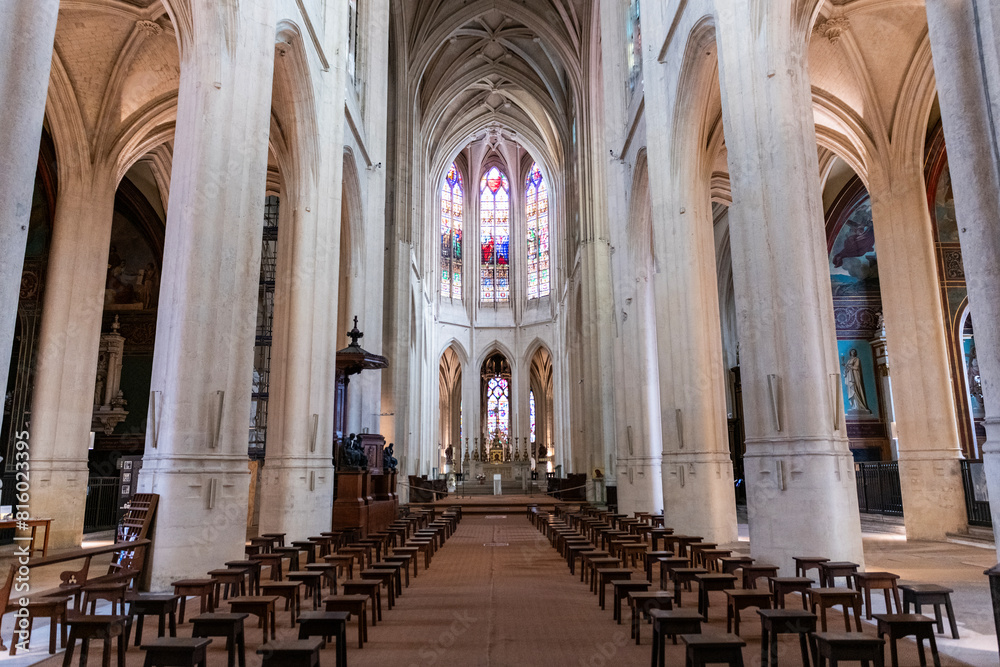 Fototapeta premium Vue intérieure de l'église catholique Saint Gervais dans le quartier du Marais à Paris en France