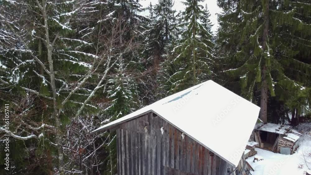 Cabane en bois et montagne - Drone 4k
