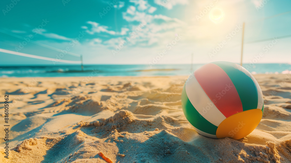 Bola de voleibol colorida deitada na praia ensolarada, perto do mar ou oceano. Bola de vôlei de praia na areia da praia