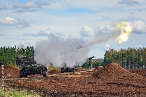 Foto firing self propelled howitzer in the smoke