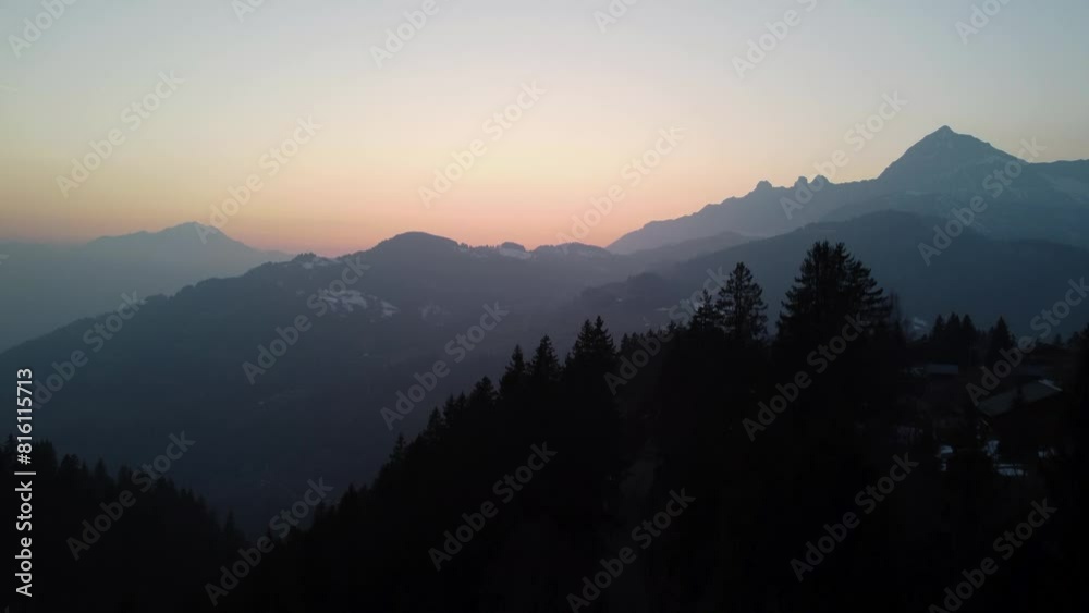 Coucher de soleil sur la montagne - Drone 4k