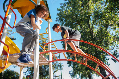 Niños pequeños jugando en el parque