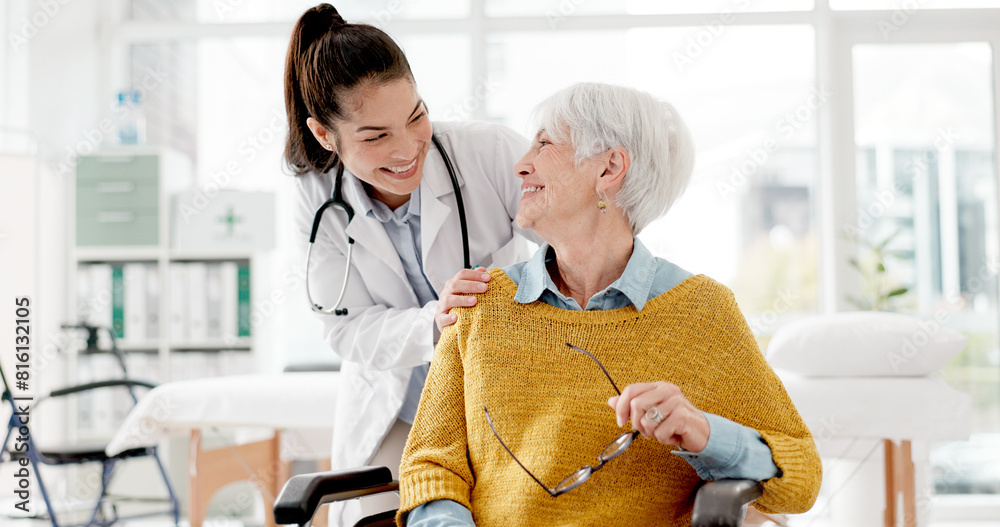 © peopleimages.com - Face, happy or doctor with old woman In wheelchair or consultation for healthcare in hospital clinic. Portrait, smile or medical worker consulting an elderly person with a disability in appointment © peopleimages.com - Face, happy or doctor with old woman In wheelchair or consultation for healthcare in hospital clinic. Portrait, smile or medical worker consulting an elderly person with a disability in appointment