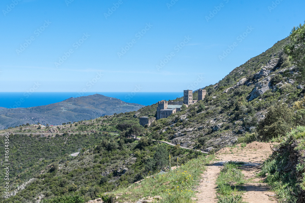 Fototapeta premium Monastère de Sant Pere de Rodes à El Port de La Selva en Catalogne, Espagne.