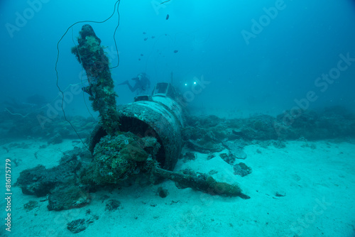 relitto di idrovolante giapponese Aichi E13A con sub, affondato nella laguna di Truk durante la seconda guerra mondiale