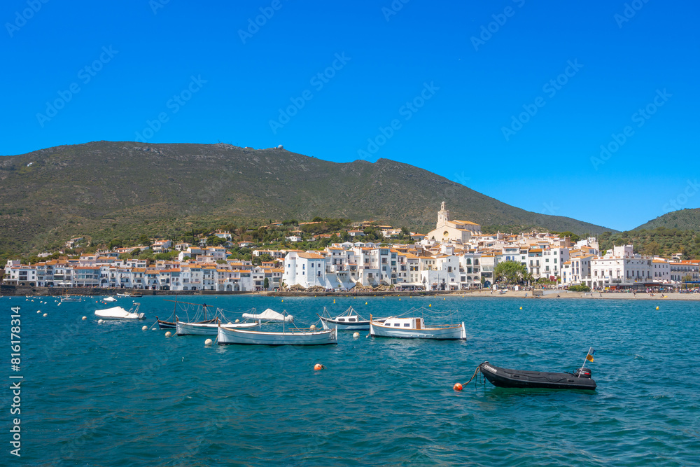 Village blanc de Cadaqués en Catalogne, Espagne.