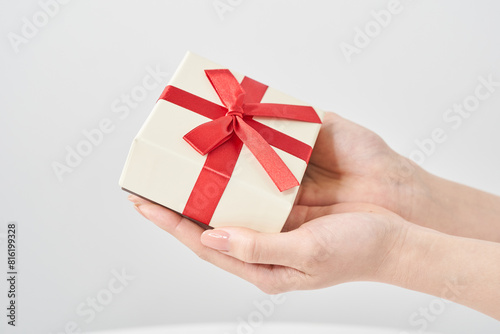 Fototapeta Naklejka Na Ścianę i Meble -  プレゼント用に包装された箱を持つ女性の手元