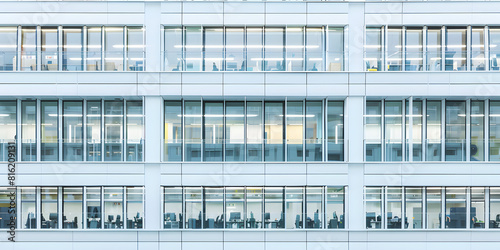 Edifício de escritórios moderno com linhas limpas e janelas de vidro photo