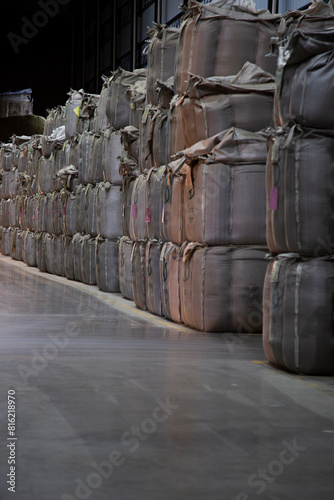 Grande armazém cheio até o teto de sacos cheios de café, Minas Gerais, Brasil