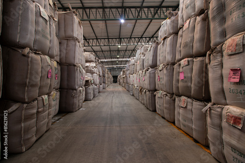 Papier peint Grande armazém cheio até o teto de sacos cheios de café, Minas Gerais, Brasil
