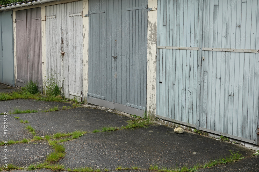 Fototapeta premium Garages anciens avec portes en bois peint