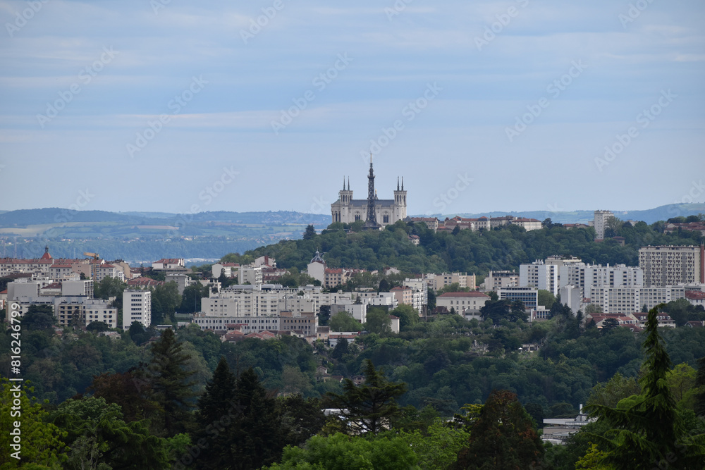 VUE SUR BASILIQUE FOURVIERE ET LA TOUR DE FOURVIERE - LYON VUE SUR BASILIQUE FOURVIERE ET LA TOUR DE FOURVIERE - LYON