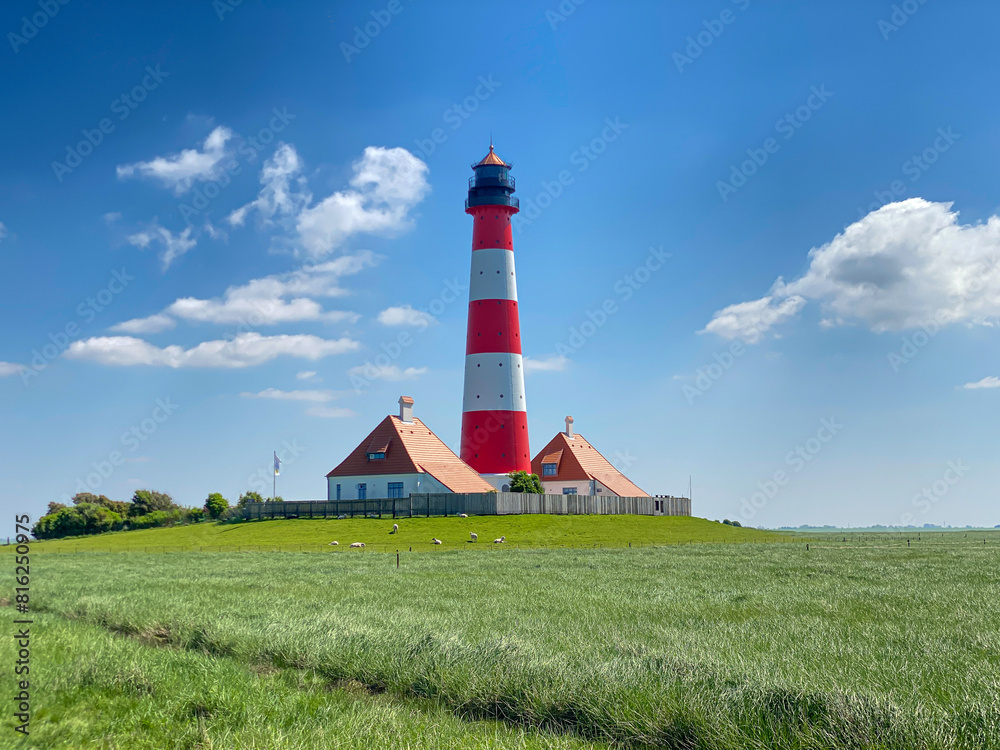 Majestätischer Leuchtturm von Westerhever: Nordfriesisches Küstenidyll Majestätischer Leuchtturm von Westerhever: Nordfriesisches Küstenidyll