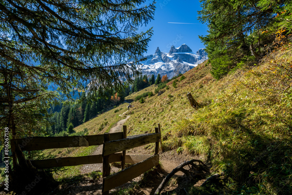 Fototapeta premium Golmweg mit 3 Türme, Gauertal, Montafon in Vorarlberg, Österreich