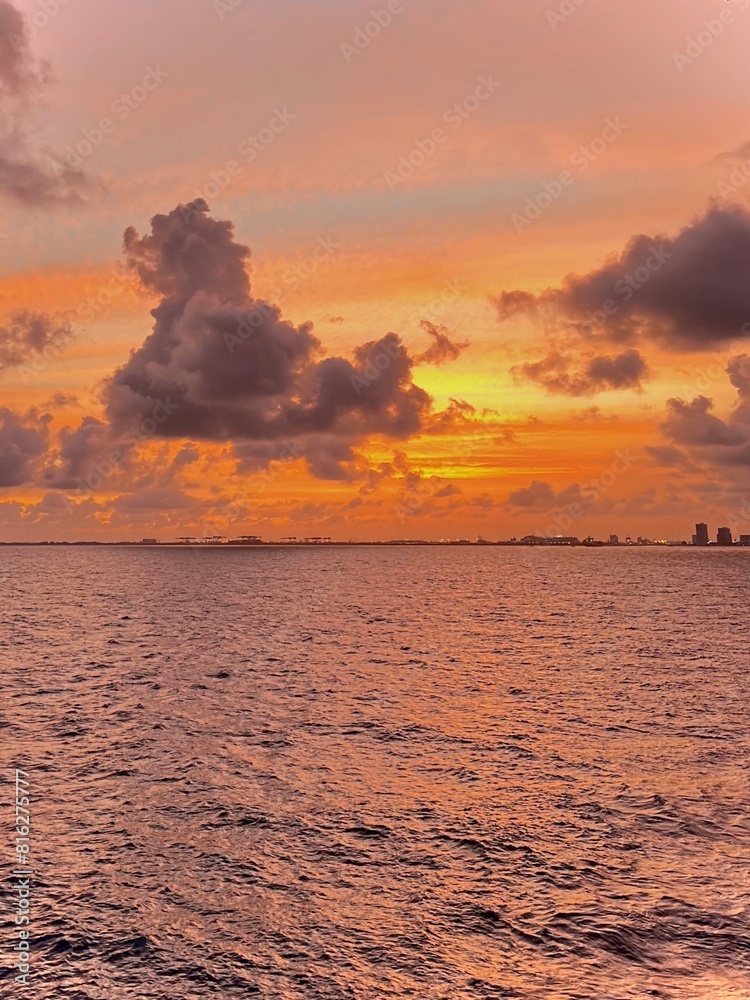 Naklejka premium Sunset on the sea