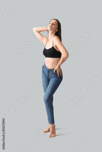 Body positive woman on ligh...