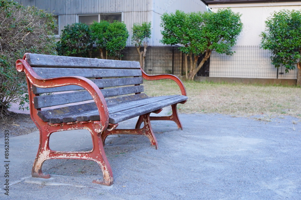 Fototapeta premium 夏の夕方の公園のベンチ