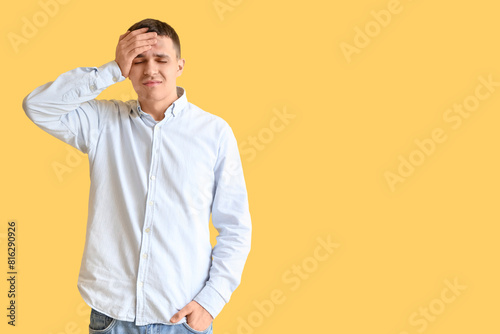 Young man with brain concussion on yellow background © Pixel-Shot