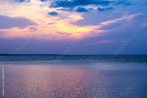 I colori del tramonto riflessi sul mare