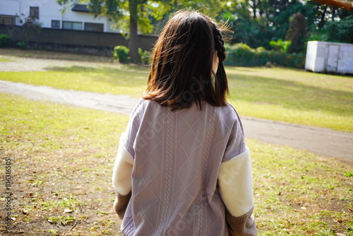 子供と過ごす休日。原っぱに遊びに来た。小学4年生の女の子の後ろ姿。 photo