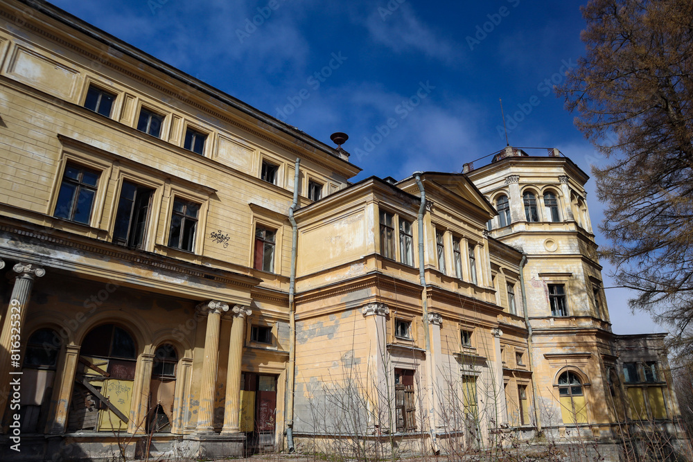 Obraz premium Mikhailovka Estate, abandoned Palace of Grand Duke Mikhail Nikolaevich Romanov in Strelna
