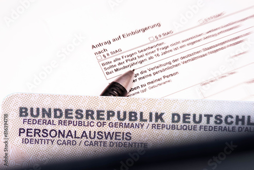 Deutscher Personalausweis und Antrag auf Einbürgerung © studio v-zwoelf