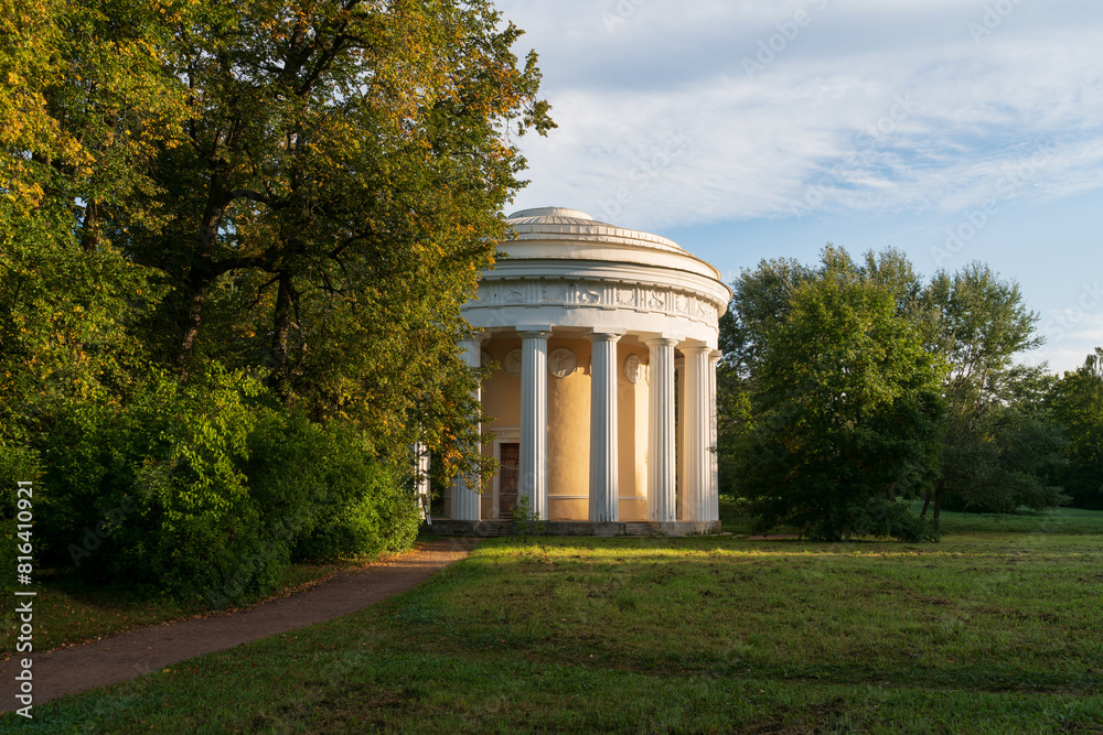 Obraz premium View of the Temple of Friendship on the bank of the Slavyanka River in the Pavlovsky Park on a sunny summer day, Pavlovsk, Saint Petersburg, Russia