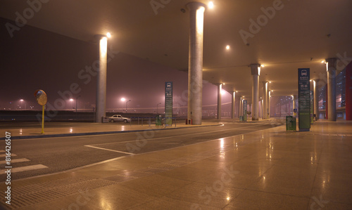 Canvastavla Beijing international airport bus terminal in the night from surface level