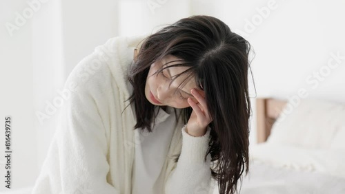 体調不良でだるい女性