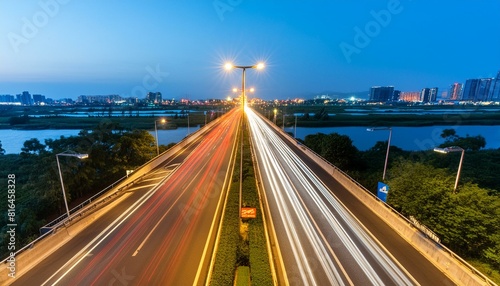 sunset over the river, traffic in the city, traffic on highway at night, traffic at night, perspective sur une autoroute qui entre dans une ville moderne aux heures de pointe avec un trafic routier im